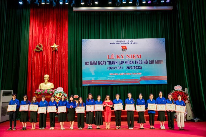 Bà Nguyễn Thị Ngọc - Tổng Giám đốc ĐVTV Công ty cổ phần đầu tư và thương mại AVI trao tặng khóa học phát triển bản thân cho các cán bộ Đoàn - Hội tiêu biểu.