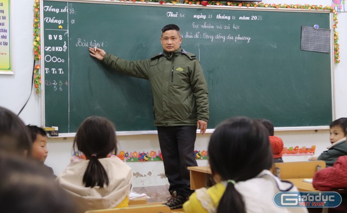 Những món quà nhỏ của học sinh chính là động lực để những thầy cô như thầy Cường, cô Hà thêm yêu nghề và gắn bó với giáo dục vùng khó. Ảnh: Thiên Hương.