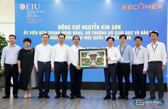 Bộ trưởng Nguyễn Kim Sơn trao tặng món quà kỷ niệm cho Trường Đại học Quốc tế Miền Đông.