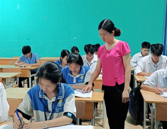 Thầy cô luôn đồng hành cùng học sinh, củng cố kiến thức để học sinh tự tin bước qua kỳ thi. Ảnh: NVCC.