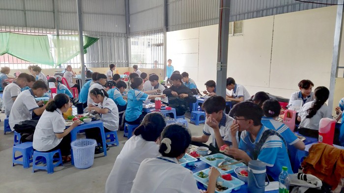 Học sinh được hỗ trợ cơm trưa miễn phí tại Trường Trung học cơ sở và Trung học phổ thông Trần Ngọc Hoằng (thành phố Cần Thơ). Ảnh: Sở Giáo dục và Đào tạo cung cấp.