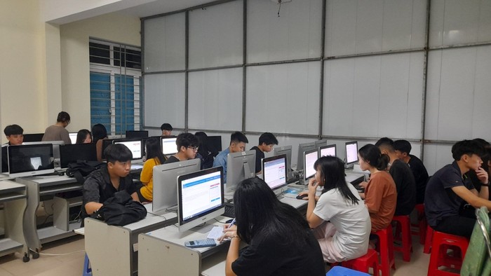 Học sinh kết hợp giải đề online ở phòng vi tính của nhà trường. Ảnh: NVCC.