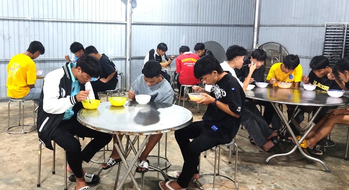 Bên cạnh việc tận dụng thời gian cho học sinh ôn tập vào buổi tối, Trường Trung học phổ thông Võ Chí Công còn tổ chức cho học sinh ăn bữa khuya để đảm bảo sức khỏe. Ảnh: NTCC.