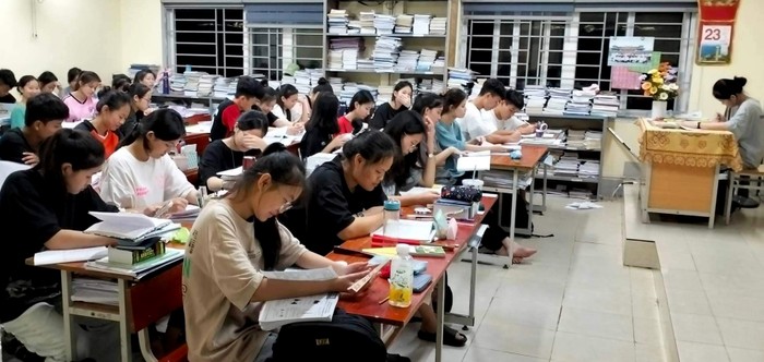 Học sinh Trường Phổ thông dân tộc nội trú Trung học phổ thông số 2 Nghệ An có thêm những giờ ôn tập buổi tối. Ảnh: NVCC.