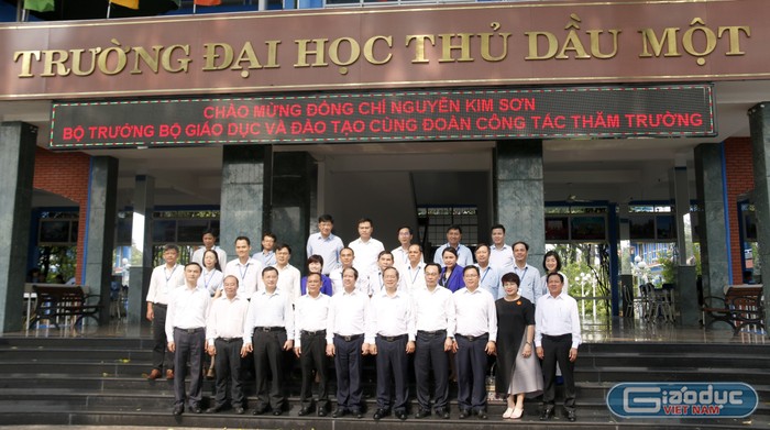 Bộ trưởng Nguyễn Kim Sơn cùng Đoàn công tác của Bộ Giáo dục và Đào tạo trong chuyến thăm và làm việc tại Trường Đại học Thủ Dầu Một vào tháng 4/2023. Ảnh: Mộc Trà.