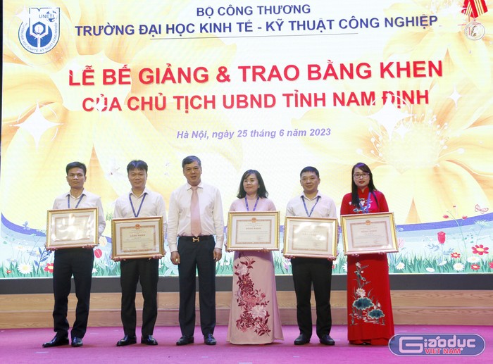 Ông Trần Lê Đoài - Phó Chủ tịch Ủy ban nhân dân tỉnh Nam Định trao bằng khen cho tập thể, cá nhân nhà trường.