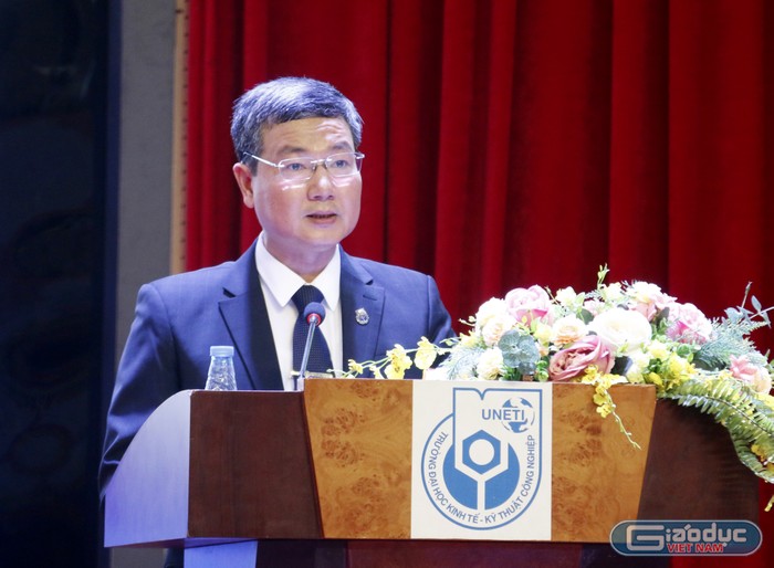 Tiến sĩ Trần Hoàng Long - Hiệu trưởng Trường Đại học Kinh tế - Kỹ thuật Công nghiệp, Chủ tịch các Hội đồng tự đánh giá phát biểu khai mạc.