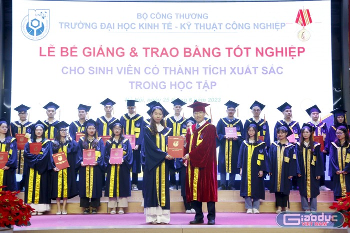 Phó Giáo sư, Tiến sĩ Nguyễn Hữu Quang - Phó Hiệu trưởng Trường Đại học Kinh tế - Kỹ thuật Công nghiệp trao bằng tốt nghiệp xuất sắc cho sinh viên.