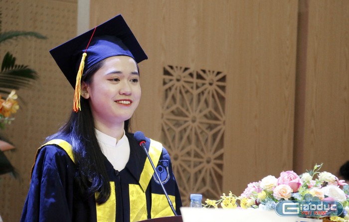 Sinh viên Nguyễn Thị Phương Anh (lớp DHKT13A1HN, Trường Đại học Kinh tế - Kỹ thuật Công nghiệp) đại diện sinh viên khóa 13 gửi lời cảm ơn đến thầy cô và nhà trường.