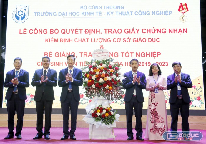Ông Vũ Thanh Mai thay mặt Ban Tuyên giáo Trung ương tặng hoa chúc mừng Trường Đại học Kinh tế - Kỹ thuật Công nghiệp.
