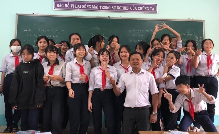 Thầy giáo Lư Sĩ Pháp - Giáo viên Toán học của Trường Trung học phổ thông Tuy Phong đang thực hiện nhiệm vụ biệt phái tại Trường Trung học cơ sở Nguyễn Bỉnh Khiêm. Ảnh: NVCC.