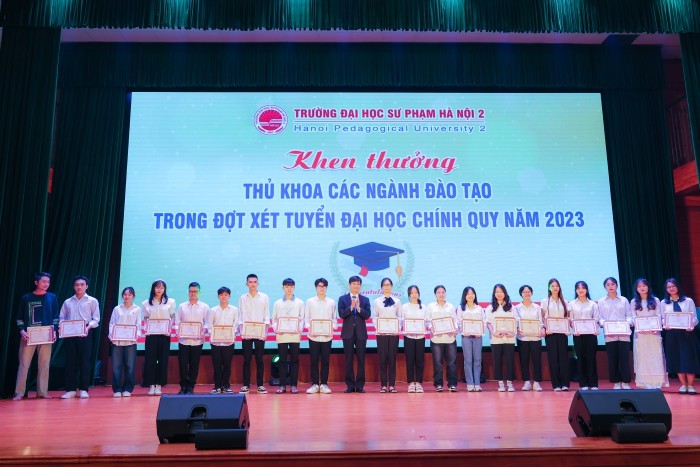 Hiệu trưởng Trường Đại học Sư phạm Hà Nội 2 trao Giấy khen cho các tân sinh viên K49 đạt Thủ khoa đầu vào các ngành đào tạo năm 2023.