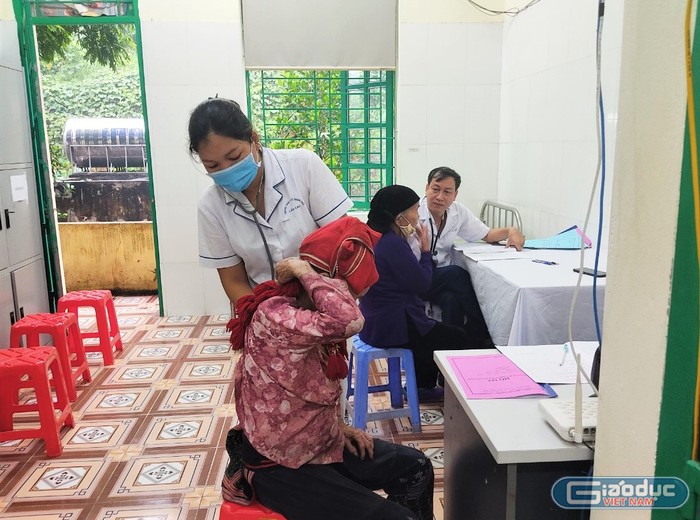 Chăm sóc y tế cho người dân tộc thiểu số tại Lào Cai. Ảnh: Trần Đức.