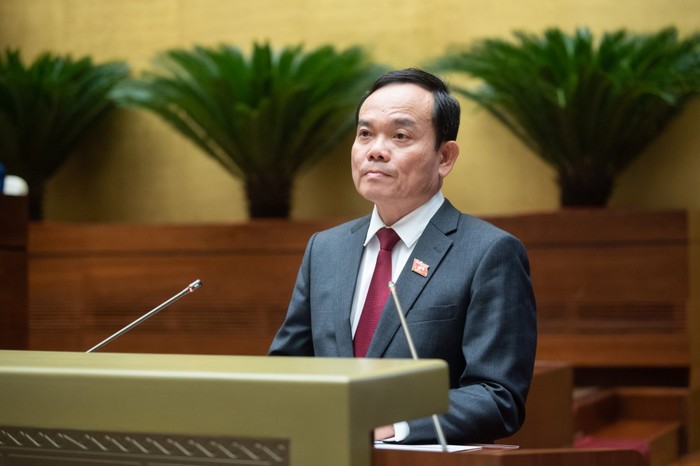 Phó Thủ tướng Chính phủ Trần Lưu Quang đã trình bày Báo cáo tóm tắt Tổng hợp việc thực hiện các nghị quyết của Quốc hội về giám sát chuyên đề và chất vấn trong nhiệm kỳ khóa XV và một số nghị quyết trong nhiệm kỳ khóa XIV. Ảnh: quochoi.vn.