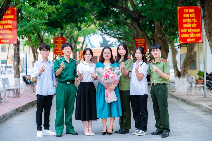 Cô giáo Nguyễn Thị Khánh chụp ảnh cùng một số cựu học sinh Trường Hữu Nghị T78 trong lần trở lại thăm trường. Ảnh: NVCC.