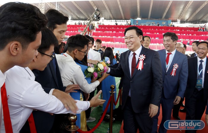 Chủ tịch Quốc hội Vương Đình Huệ bắt tay giao lưu với sinh viên Học viện Tài chính.