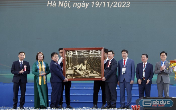 Chủ tịch Quốc hội Vương Đình Huệ tặng ảnh Bác Hồ cho Học viện Tài chính.