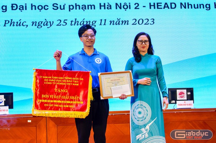 Bà Nguyễn Thị Nhung - Phó vụ trưởng Vụ Công tác Chính trị và Học sinh sinh viên (Bộ Giáo dục và Đào tạo) trao giải Nhất chung cuộc cho đại diện đội thi Trường Đại học Sư phạm (Đại học Thái Nguyên).