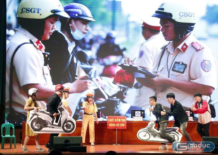 Tiểu phẩm “Chấp hành luật giao thông là bảo vệ chính mình và những người xung quanh” của Trường Đại học Công nghiệp Hà Nội.