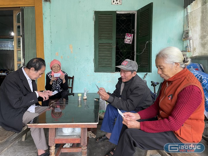 Tháng 6/2023, Bảo hiểm xã hội huyện Bảo Thắng (tỉnh Lào Cai) đã tổ chức ra quân tuyên truyền nhóm nhỏ, đã góp phần tăng tỉ lệ người tham gia bảo hiểm xã hội tự nguyện, bảo hiểm y tế hộ gia đình, cài đặt và sử dụng ứng dụng VssID trong 6 tháng đầu năm 2023. Ảnh minh họa: Thiên Hương.