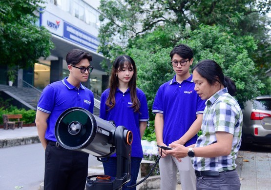 Tiến sĩ Phan Thanh Hiền hướng dẫn thực hành quan sát vết đen mặt trời với kính thiên văn. Ảnh: NTCC.