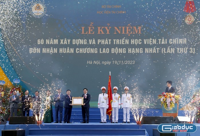 Chủ tịch Quốc hội Vương Đình Huệ trao Huân chương Lao động hạng Nhất lần thứ 3 cho Học viện Tài chính. Ảnh: Mộc Trà.