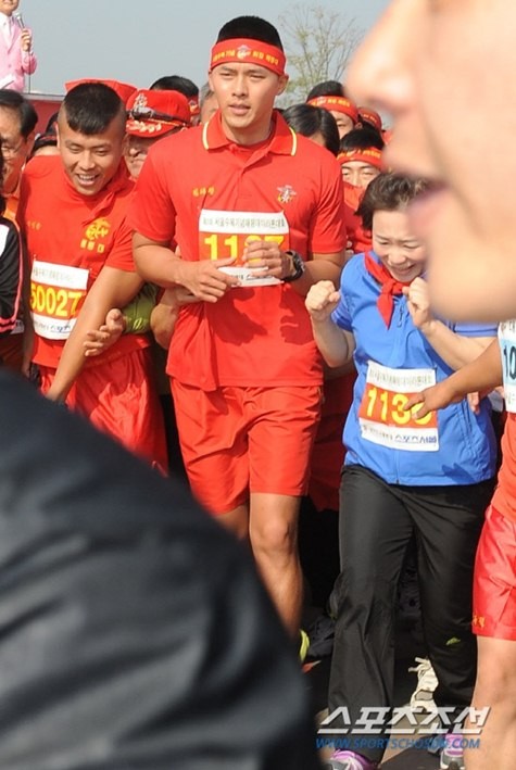 Hyun Bin thi chạy trong màu áo Hải quân Lục chiến ảnh 5