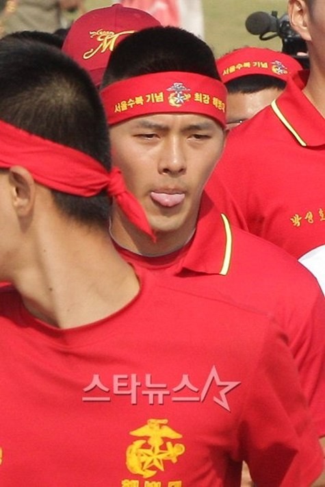 Hyun Bin thi chạy trong màu áo Hải quân Lục chiến ảnh 3