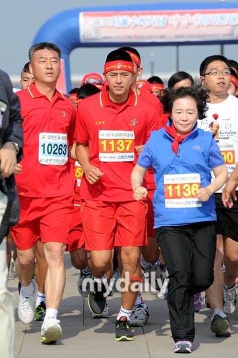 Hyun Bin thi chạy trong màu áo Hải quân Lục chiến ảnh 2