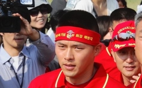 Hyun Bin thi chạy trong màu áo Hải quân Lục chiến ảnh 1