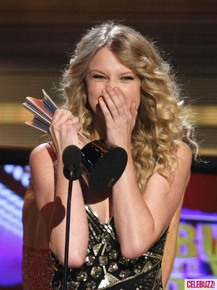 Lên nhận giải Album của năm tại Lễ trao giải Academy Music Awards lần thứ 44 vào ngày 5/5/2009.