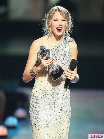 Taylor Swift giành giải Nữ nghệ sĩ có video xuất sắc nhất tại Lễ trao giải MTV video music award năm 2009.
