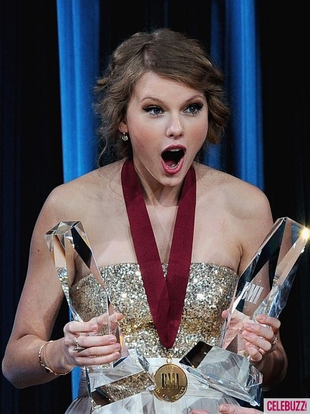 Sau khi được vinh danh với rất nhiều giải thưởng danh giá, nhiều người sẽ cho rằng Taylor Swift sẽ không hề ngạc nhiên khi mình được gọi tên. Nhưng thực ra, cô ca sĩ của "Speak now" luôn luôn có những khuôn mặt ngạc nhiên khiến người ta phải thích thú.
