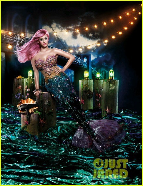 Nữ ca sĩ lừng danh Katy Perry "biến" thành người cá xinh đẹp trong loạt ảnh mới để quảng bá cho thương hiệu mà cô đại diện, máy làm khô tóc GHD. Cô tỏ ra khá hứng thú với hình tượng mới này của mình.