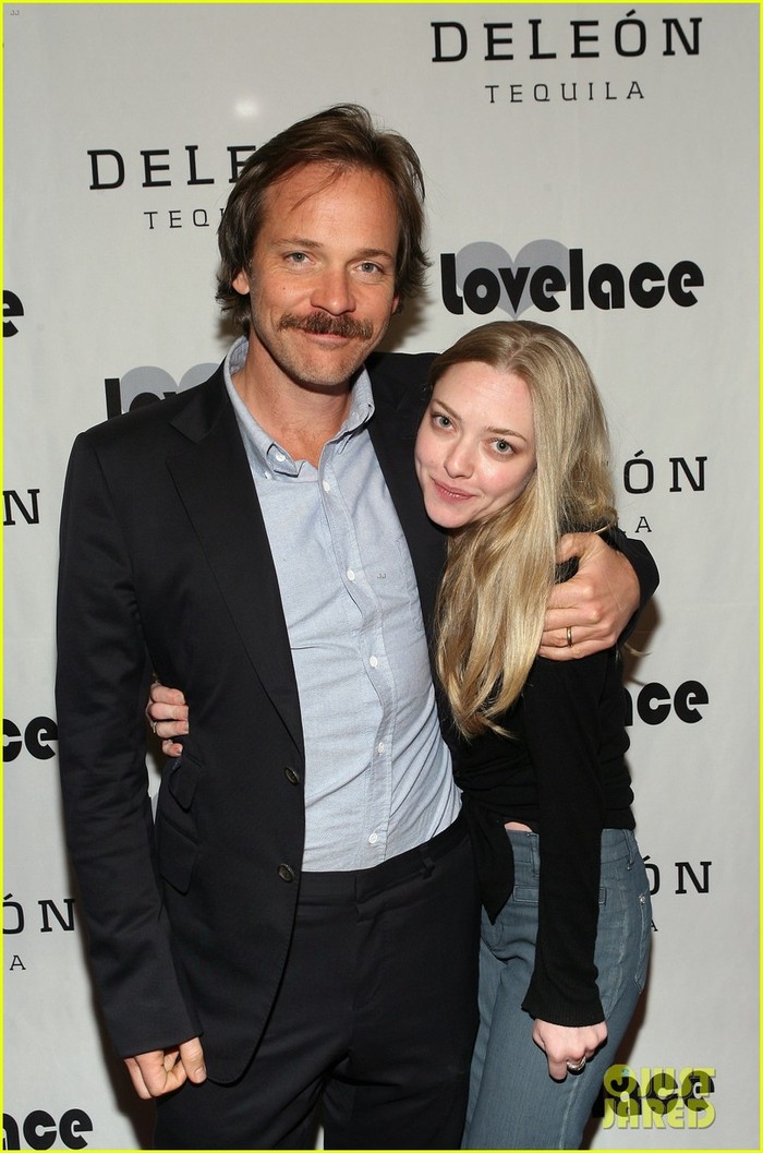 Amanda Seyfried và bạn diễn trong "Lovelace", Peter Sarsgaard thân thiết trong bữa tiệc mừng công phim "Lovelace".