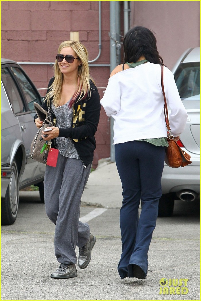 Đôi bạn thân Vanessa Hudgens và Ashley Tisdale lại "tái ngộ" và cùng nhau đến studio sau màn "nhảy đôi" ấn tượng vài ngày trước. Trong khi cô nàng Vanessa cố quay lưng đi để tránh ống kính phóng viên thì Ashley Tisdale vẫn tỏ ra khá bình thản.