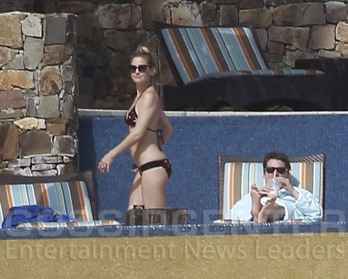 Cặp đôi Kate Hudson và Matthew Bellamy vừa bị bắt gặp đang tận hưởng kì nghỉ trên bãi biển Cabo San Lucas cùng nhau. Dường như đây là cuộc hẹn chỉ dành cho hai người khi hoàn toàn không thấy "bóng dáng" cậu con trai của Kate.