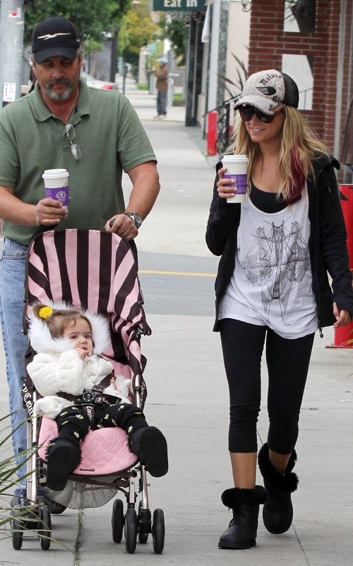 Bên cạnh công việc, Ashley Tisdale cũng dành thời gian đi chơi cùng với gia đình mình. Bố Mike, cháu gái Mikayla và Ashley cùng đến quán Coffee Bean và Tea Leaf ở Los Angeles hôm thứ 3.