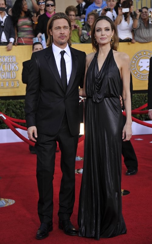 Angelina Jolie vừa cùng Brad Pitt tham dự Lễ trao giải Academy lần thứ 84. Cô được vinh dự là người lên trao giải thưởng.