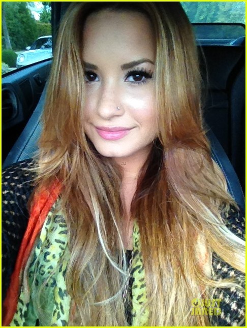 Demi Lovato vừa khoe mái tóc màu vàng "óng ả" mới qua trang Twitter của mình. "Cảm ơn Nine Zero One vì kiểu tóc mới", cô chia sẻ.