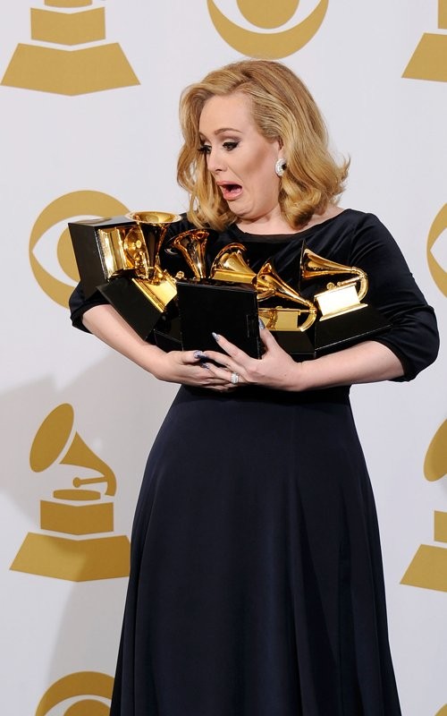 Không biết do Adele vô tình hay cố ý tạo dáng hài hước nhưng có lẽ hình ảnh này sẽ mãi không phai mờ trong lịch sử giải Grammy. Năm nay, nữ ca sĩ tài năng người Anh "ngập lụt" với 6 chiếc máy quay đĩa vàng dành cho cả 6 đề cử, trong đó có 3 giải quan trọng nhất là 'Bài hát của năm', 'Album của năm' và 'Ghi âm của năm'. Cô trở thành ca sĩ thứ hai sau Beyoncé giành 6 giải Grammy cùng một lúc. Xem thông tin chi tiết về Adele