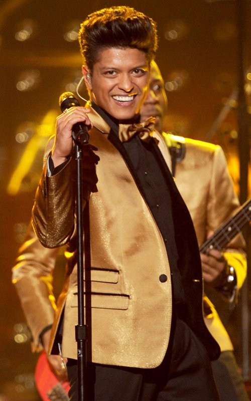 Bruno Mars biểu diễn đầy nhiệt huyết ca khúc "Runaway Baby" tại lễ trao giải Grammy lần thứ 54. Anh khá tự hào khi được nhận đề cử cho tổng cộng 6 giải Grammy.