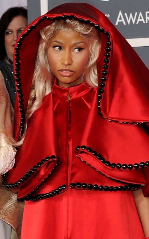 Nicki Minaj nổi bật trước giờ G trong bộ trang phục đỏ ấn tượng.