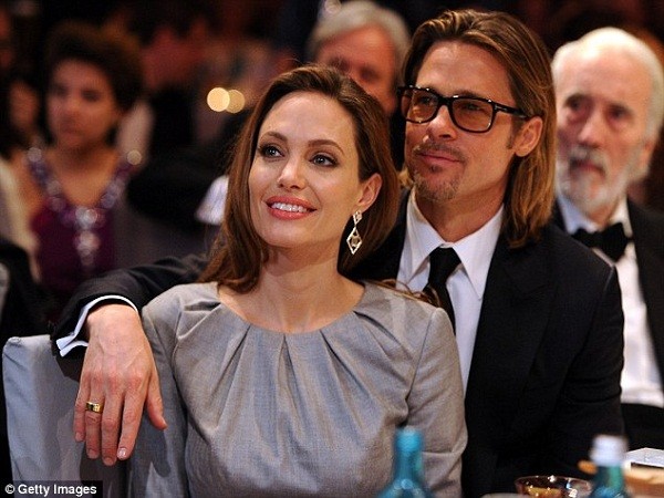 Người mẹ 6 con Angelina Jolie khi được vinh danh đã giơ tay cao để mọi người biết đến rồi tự mình bước lên sân khấu.