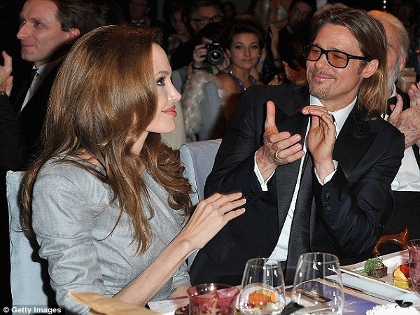 Đó là cô gái của tôi! Brad Pitt tự hào khi Angelina Jolie được vinh danh tại rạp Hòa Bình, nơi đang diễn ra LHP quốc tế Berlin.