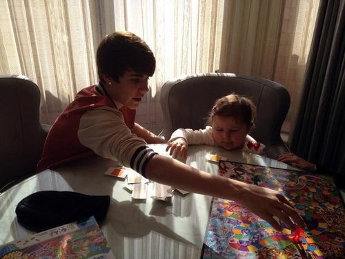 Justin Bieber vừa trải qua một ngày thật đáng nhớ và ý nghĩa cùng với fan không may mắc ung thư khi cô bé bất ngờ từ Massachusetts đến New York gặp thần tượng. Justin đã cùng Avalanna Routh 6 tuổi chơi trò chơi, ăn bánh và chụp ảnh kỉ niệm.