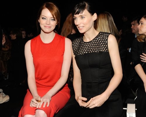 Hai "kiều nữ" Emma Stone và Rooney Mara được chụp lại đang ngồi cạnh nhau trong show thời trang của Calvin Klein tại New York. Emma Stone rực rỡ trong bộ váy màu đỏ, còn Rooney Mara mặc bộ váy đen. Rooney Mara mới được đề cử giải Oscar cho bộ phim "Cô gái có hình xăm rồng".