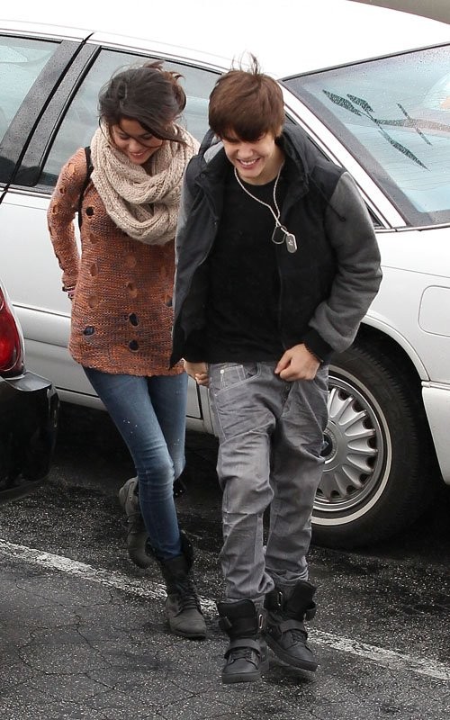 Cặp đôi tuổi teen Justin Bieber và Selena Gomez bị bắt gặp đang "đội mưa đội gió" cùng nhau nhanh chóng chạy vào quán ăn ở Encino, California để dùng bữa. Hai người trông khá vội vã và luống cuống khi cố gắng thoát khỏi thời tiết mưa gió và tiến vào iHop để ăn sáng.