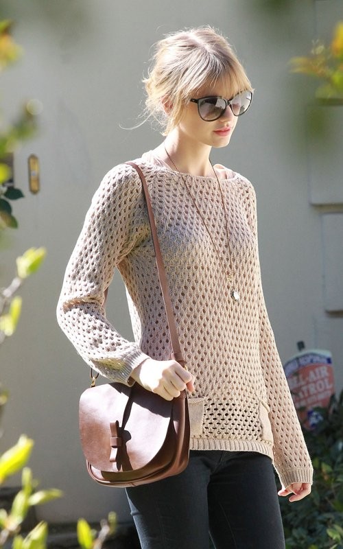 Taylor Swift vừa bị bắt gặp đang một mình đi dạo quanh West Hollywood. Trước đó, cô vừa thực hiện cuộc phỏng vấn với Access Hollywood về bộ phim "The Lorax" sắp tới. Cô chia sẻ: "Tôi hiện giờ đang hoàn toàn độc thân. Thực ra tôi rất thích như vậy vì mình có thể độc lập và thoải mái".