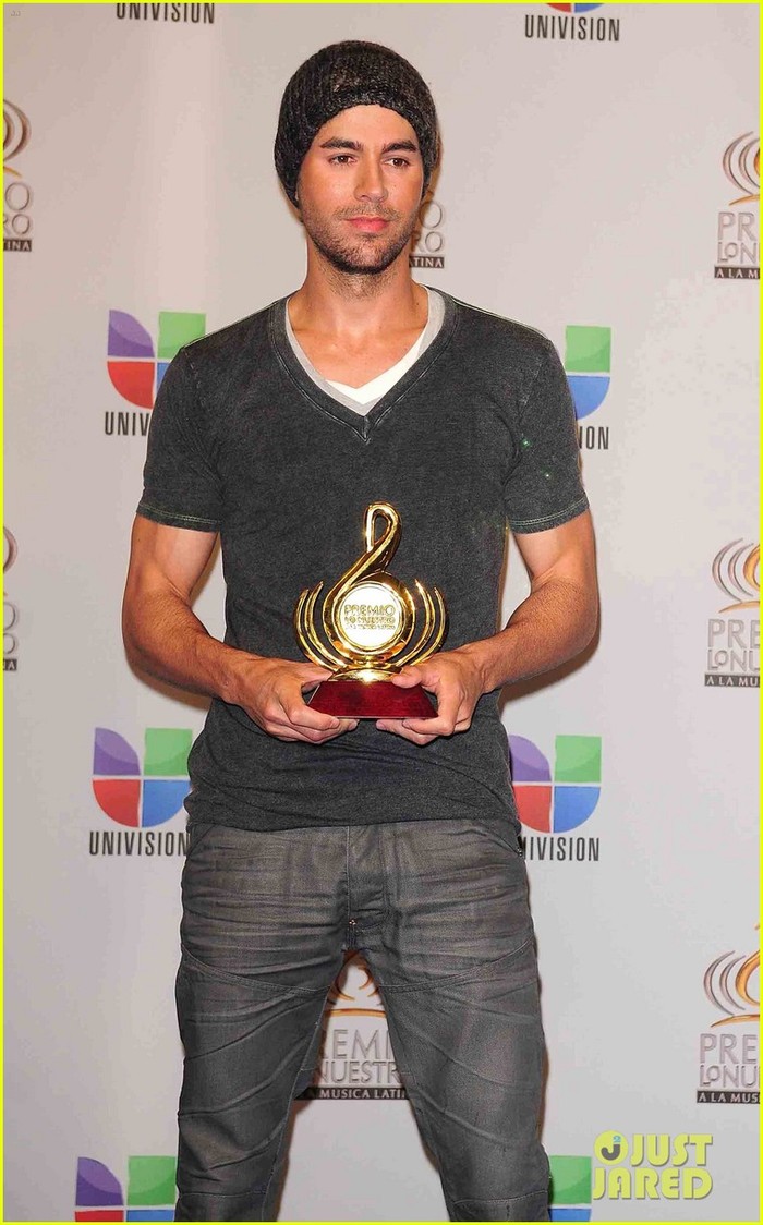 Nam ca sĩ nổi tiếng Enrique Iglesias vừa chiến thắng giải "Nam nghệ sĩ Pop xuất sắc nhất của năm" trong lễ trao giải Premio Lo Nuestro tổ chức tại American Airlines Arena, Miami. Từ năm 1996, Enrique đã giành được tổng cộng 14 giải từ lễ trao giải này.